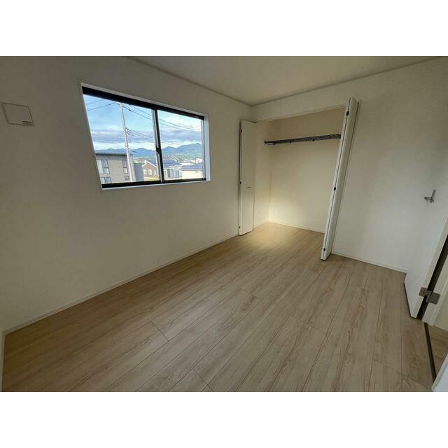 上田市古里2号棟 洋室と収納